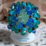 Bague Aquamarine montée avec des toupies aux couleurs Bleu Turquoise, Cristal, Capri Blue, Zircon, facettes de bohème d'un Blanc Opaque et rocailles dorées pour un style marin